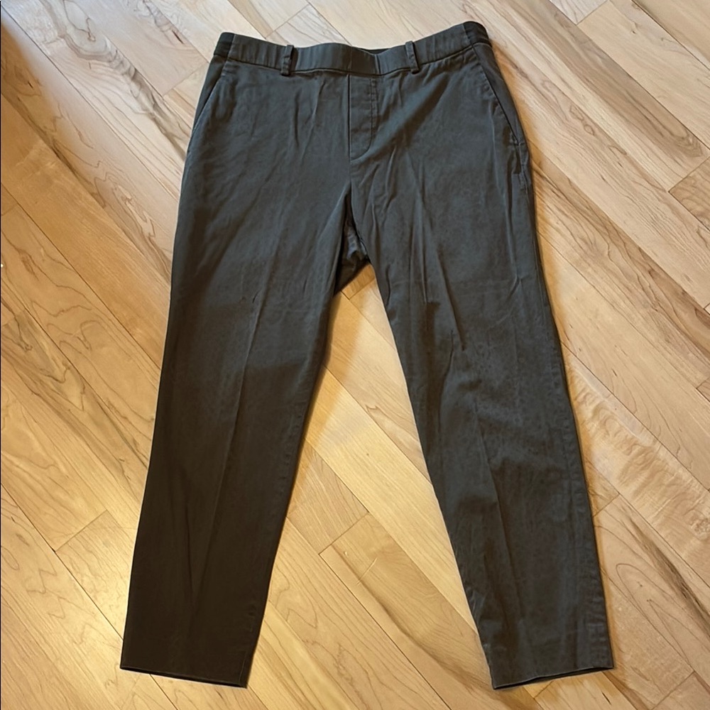 Uniqlo Women’s Straight-Leg Cropped Chinos — Olive Green